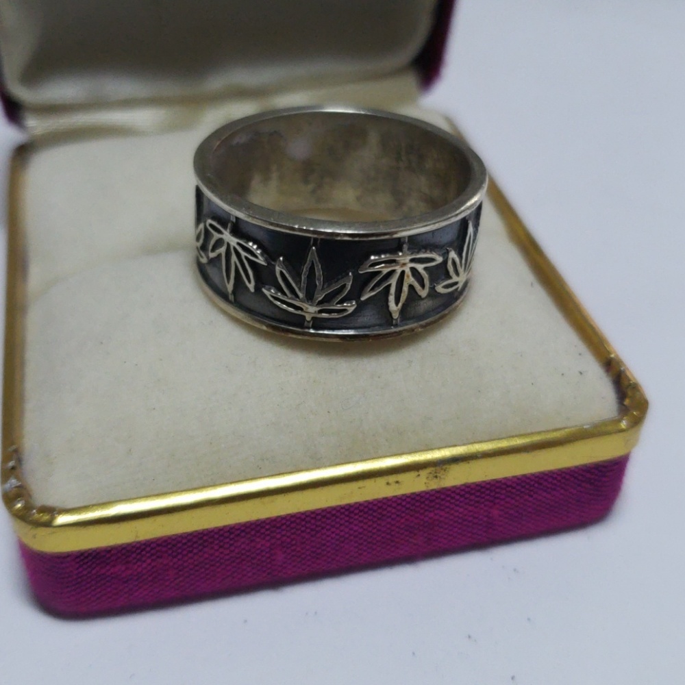Vintage 'cannabis leaf' silver band